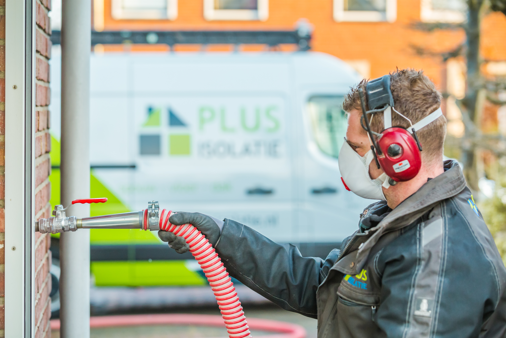 het aanbrengen van spouwmuurisolatie in een bestaande spouwmuur.